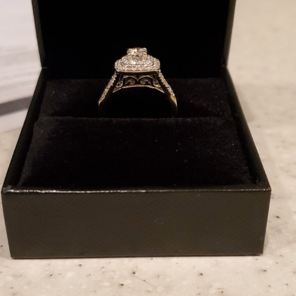Engagement ring - Picture 2 of 2